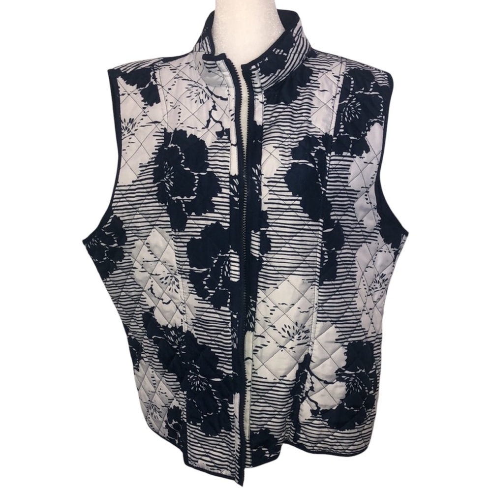 Alfred Dunner Woman’s Size 18 P Cape, Halleras Full zip Vest Navy blue& White.